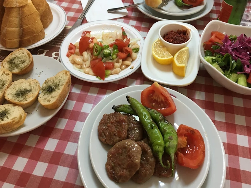 İnegöl-köfte-nasıl-servis-edilir