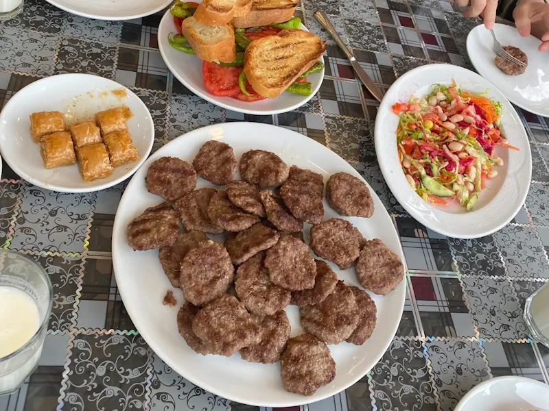 akçaabat-köftesi-nasıl-servis-edilir