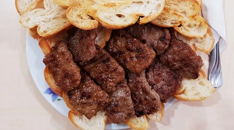 Denizli Köftesi: Cemiyet Yemeklerinin Vazgeçilmezi